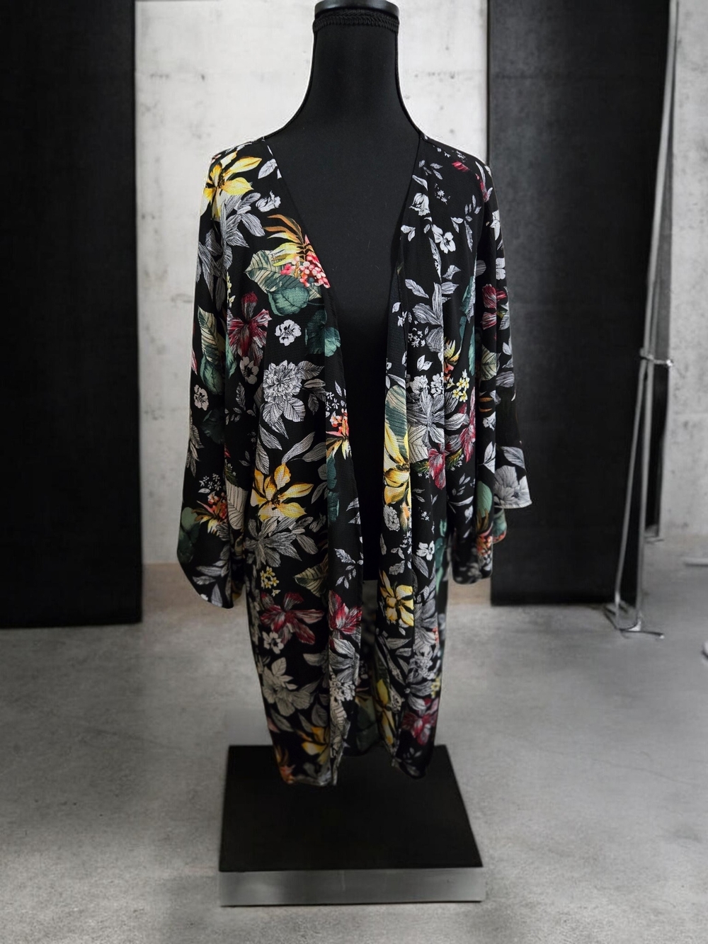 Black Floral Kimono Cover-Up - Women’s EUC Size L